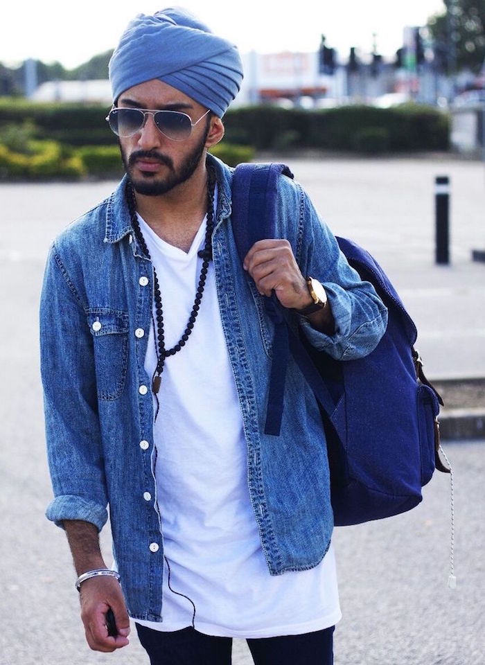 turban bleu ciel pour homme avec tee shirt blanc long pour un look boheme hipster chic
