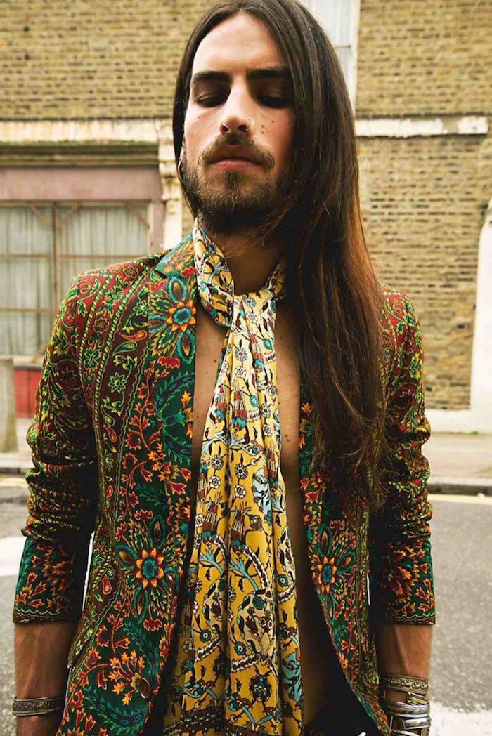 tenue de hippie homme cheveux longs avec veste colorée style année 70 et foulard