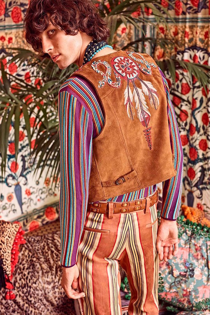 modele vetement hippie chic style woodstock 69 avec chemise et pantalon rayé retro