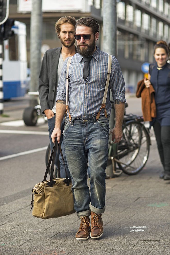 homme avec bretelles style bobo hipster chic barbe et cravate dans la rue
