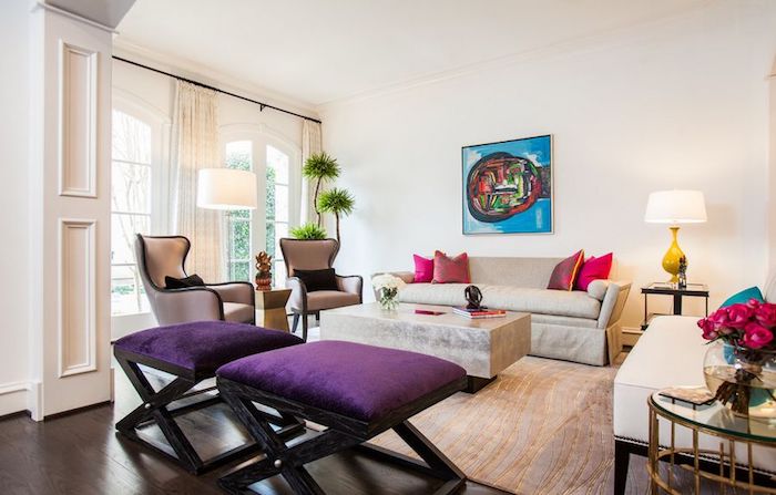 Decoration salon contemporain deco cocooning séjour fonctionnel et cosy violet tabourets canapé gris art abstraiit