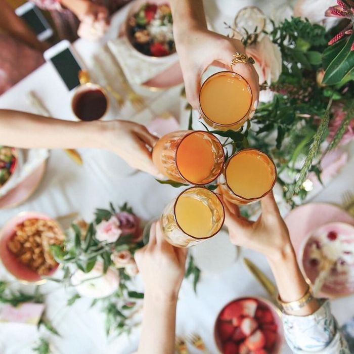 week-end-enterrement-de-vie-de-jeune-fille-activité-evjf-idée-evjf-original-simple-activité-evjf-pour-une-soiree-entre-amies-parfaite Week end enterrement de vie de jeune fille cool idée comment s amuser bien saluer la future mariée mimosas toast