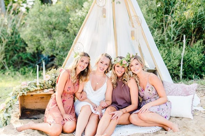 week-end-enterrement-de-vie-de-jeune-fille-idee-d-enterrement-de-vie-de-jeune-fille-tipi-sur-la-plage-amies-déco-mignonne-couronne-de-fleur-mariee-accessoire Activité enterrement de vie de jeune fille idée evjf fête amusement filles tipi après midi pique nique