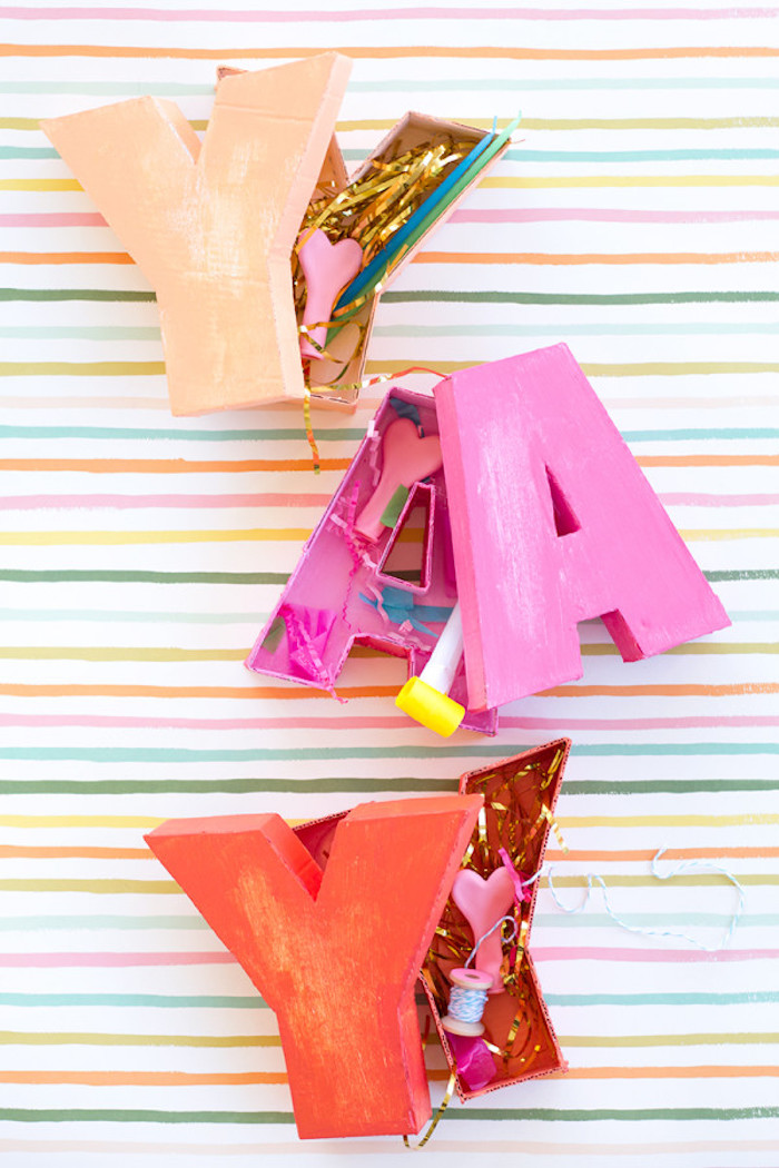 Une deco anniversaire fille decoration de table pour anniversaire cool idée lettres colorés