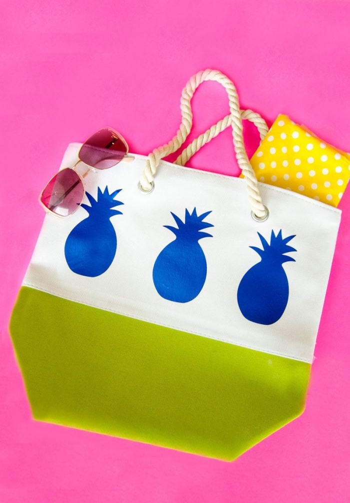 modèle de tote bag personnalisé avec la technique transfert sur tissu aux motifs ananas bleus, idée déco de sac à main facile
