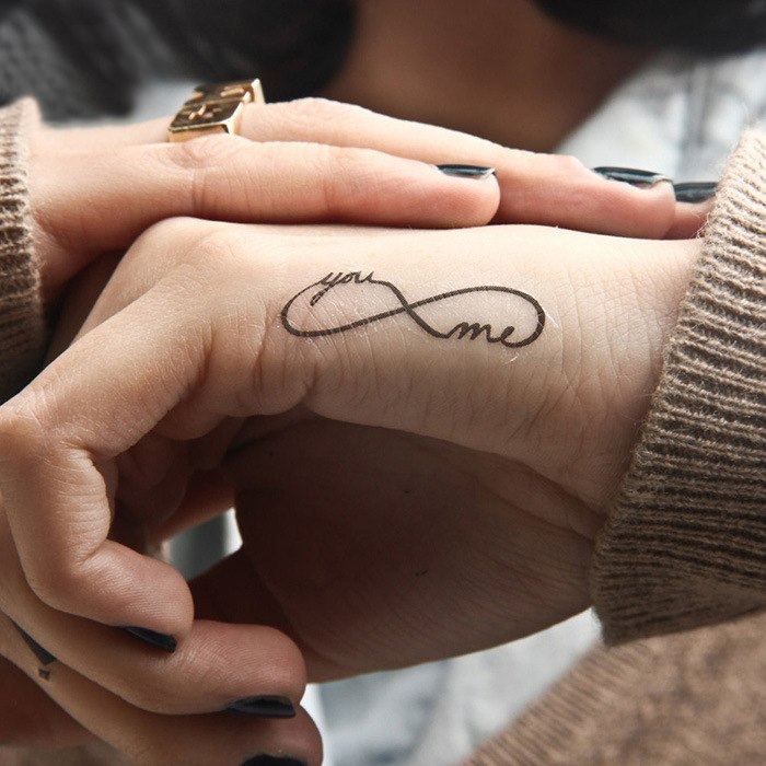 Infini tatouage qui dit toi et moi, idée pour les couples amoureux, dessin tatouage de couple, tatouage symbole de l'amour infini