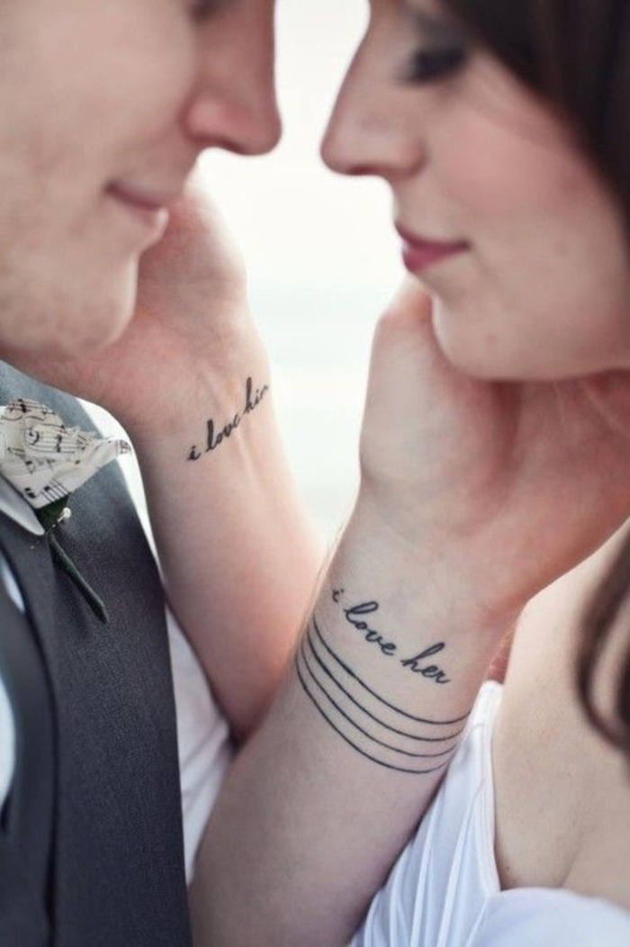 Superbe tatouage phrase je t'aime, tatouage de couple marié, tatouage amour et fidélité sur le poignet 