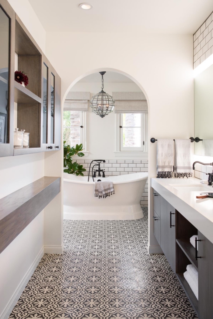 carreaux de ciment noir et blanc au charme d'antan qui investissent le sol de cette salle de bain monochrome pour y créer un joli effet graphique 