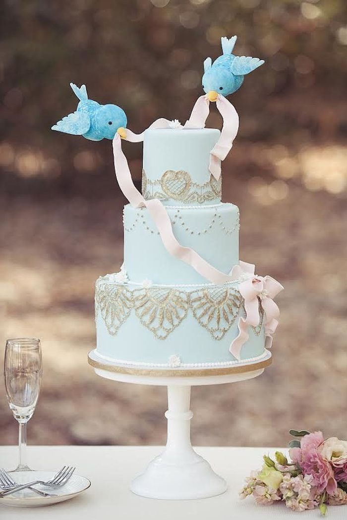 Idee gateau mariage thème oiseaux amoureux, le plus beau gateau du monde bleu, gateau anniversaire mariage avec oisseaux bleus