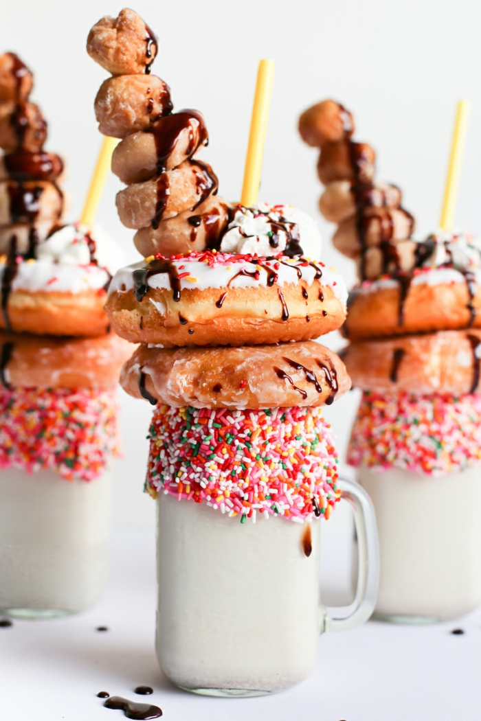 comment faire un milkshake vanille aux ingrédients tentants, donuts et déco de verre avec sucreries