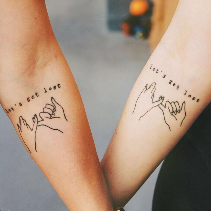 Tatouage pour amoureux qui aiment voyager ensemble, tatouage symbole et phrase, tatouage de couple, idée pour deux simple et jolie