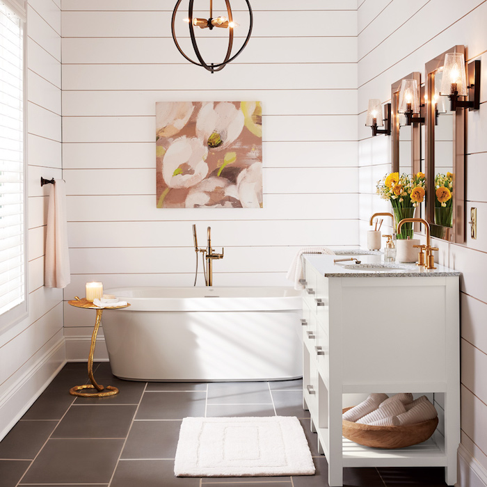deco salle de bain campagne en blanc, sol recouvert de carrelage blanc, baignoire à poser blanche, meuble lavabo blanc, miroirs avec encadrement bois, suspension ronde originale