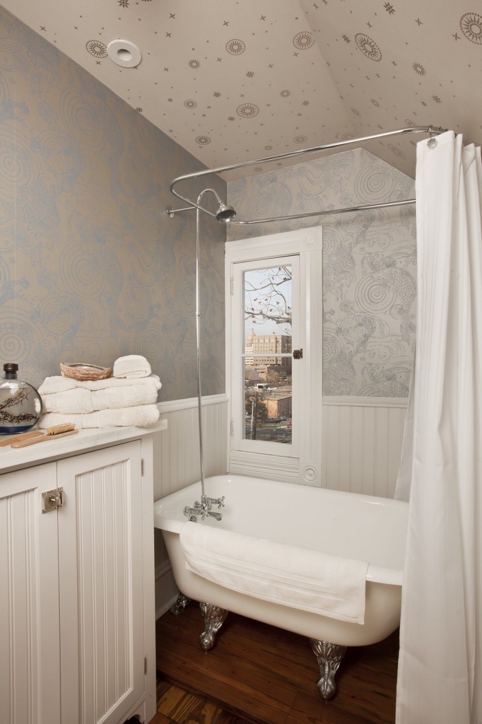 idée revêtement mural et plafond avec papier peint résistant, modèle de petite salle de bain avec baignoire sabot
