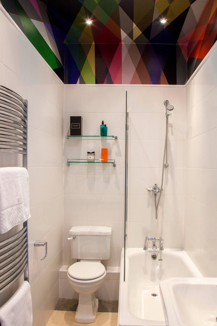exemple meuble rangement gain place avec étagères murales en verre, modèle de baignoire douche pour petit espace