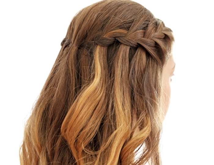 modèle de coiffure romantique aux cheveux longs bouclés en tresse cascade avec mèches blondes sur châtain