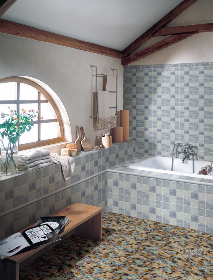 déco de salle de bain de style rustique avec carrelage à design géométrique en couleur gris et bleu, modèle petite baignoire