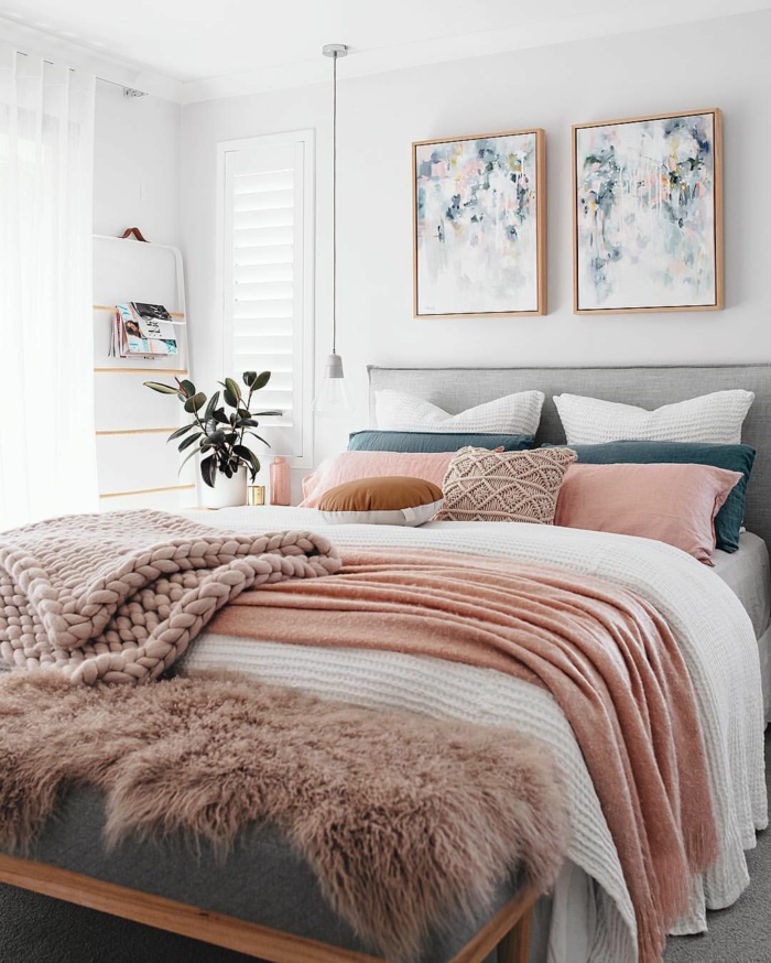 chambre à coucher rose romantique, peintures abstraites, peinture chambre adulte blanche, literie rose pastel, plaid tricoté