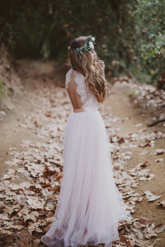 look de mariée romantique en robe de mariée bohème chic à jupe en tulle rose pâle et bustier en dentelle à dos nu