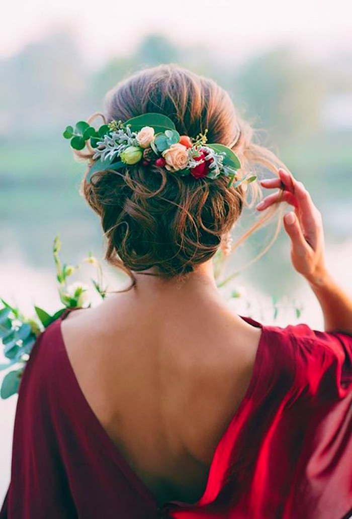 Romantique chignon bas mariage, choisir une coiffure chignon décoiffée à boucles, décoré de fleurs, coiffure mariee, belle femme robe rouge 