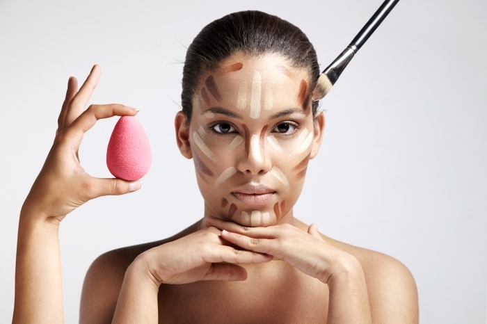 comment marquer les zones du visage pour faire un contouring, utiliser blender et pinceau pour estomper le maquillage contouring