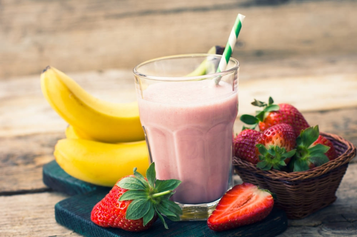 boisson délicieuse bananes et fraises, comment faire le meilleur smoothie banane