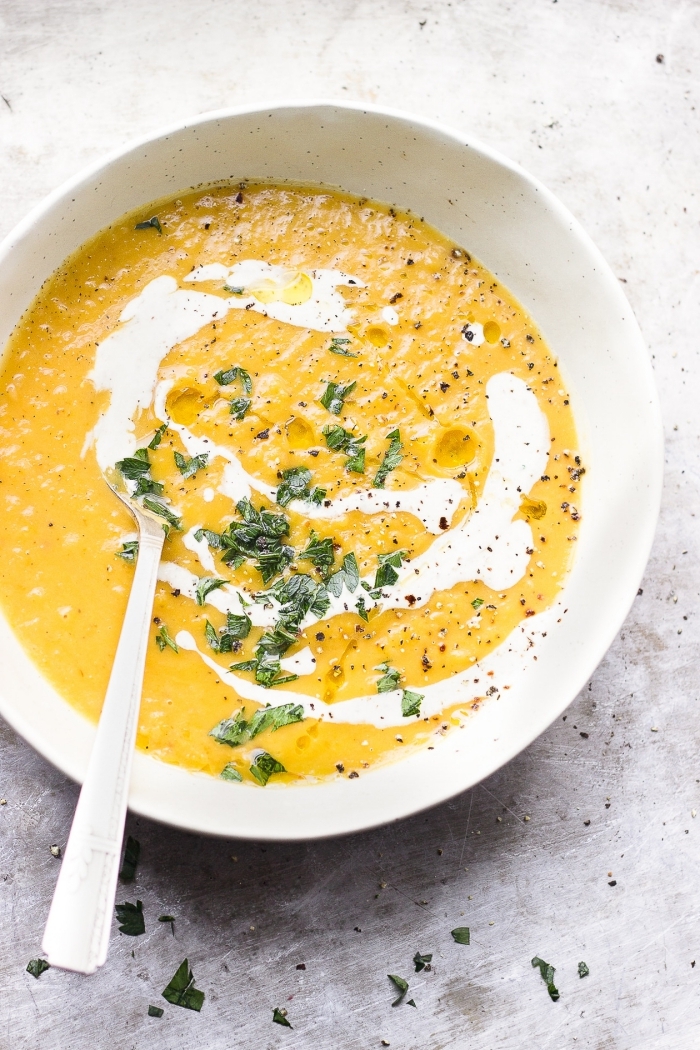 recette réconfortante de soupe à la citrouille onctueuse aux oignons caramélisés et au sauce yaourt au curry