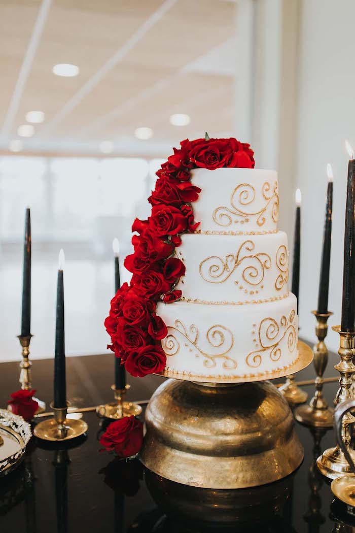 Gateau wedding cake classique a pate a sucre blanche, gateau trois etages decore de roses rouges de pate a sucre, figurine gateau mariage decoration