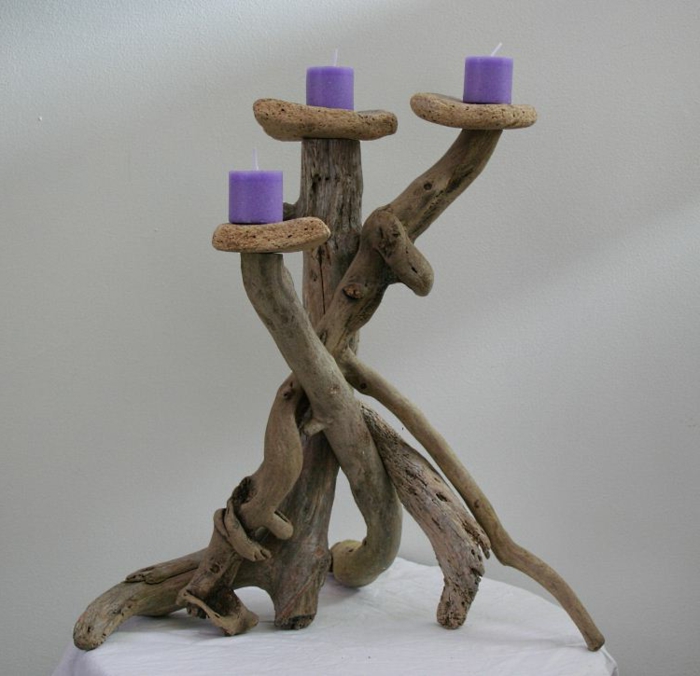 bougeoir trois bras, bougies lilas, décoration d'espace avec objets uniques 