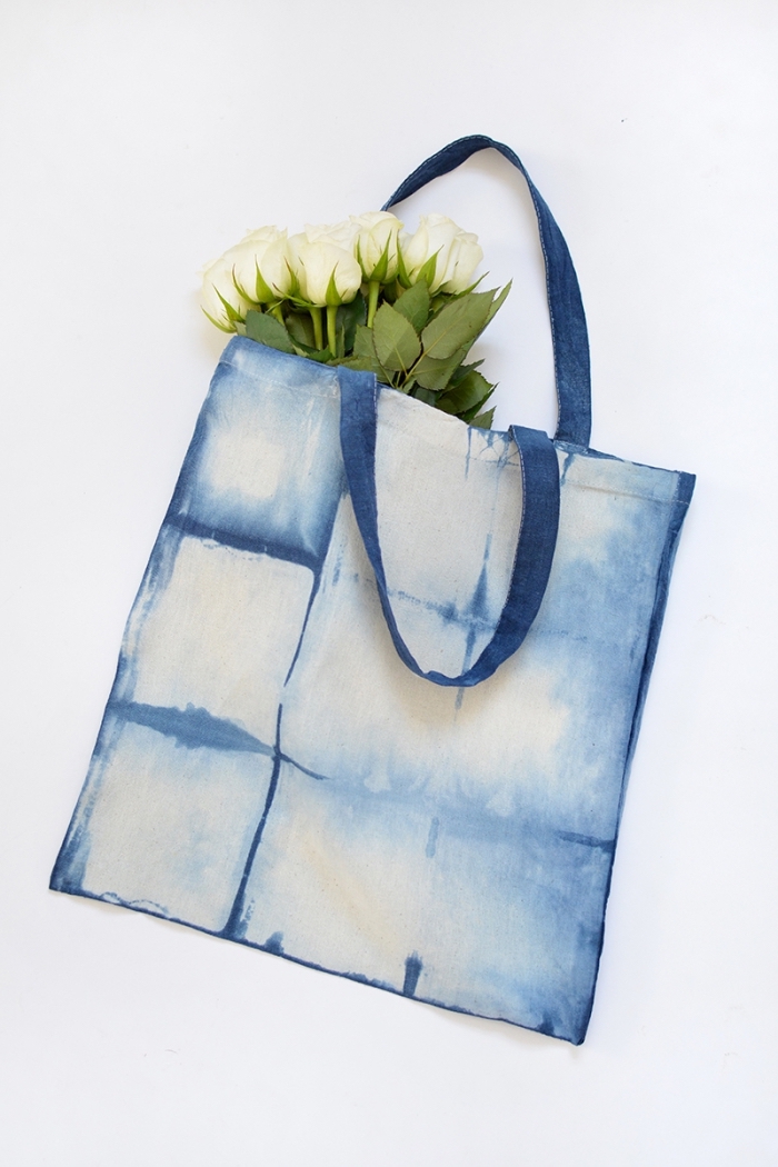 déco sur tissu avec peinture pour textile à design aquarelle ombré en blanc et bleu, modèle de sac cabas personnalisé