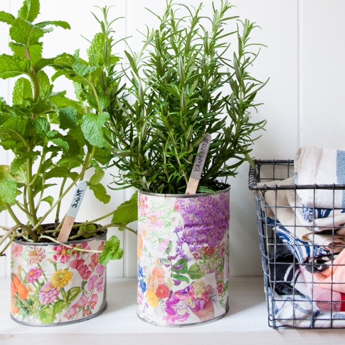 recycler des boîtes de conserve en pots jardinières, potager en boîtes de conserves décorées avec du papier à motif fleuri