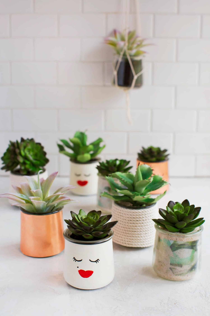 bricolage récupération facile pour réaliser de jolis pots pour plantes grasses à partir des pots en verre habillés de papier ou de corde