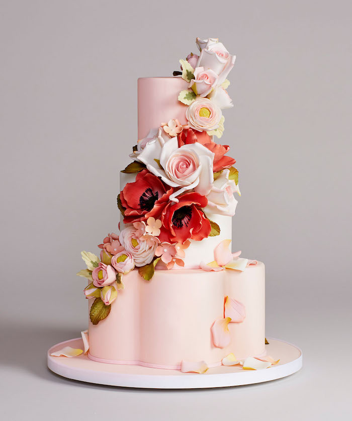 Gateau de mariage wedding cake, mariage idée decoration de gateau de mariage forme de fleur, décoré de fleurs en pâte à sucre