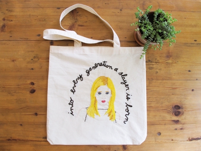 technique broderie facile à design fille blonde et citation inspirante sur un tote bag blanc, idée comment personnaliser un sac à main