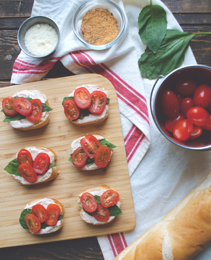 exemple de recette bruschetta au parmesan et yaourt grec, basilic et tomate cerise avec du basilic, recette apero dinatoire