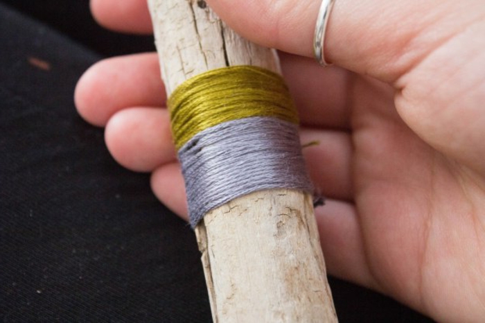 comment travailler avec du bois flotté, un baton enrobé de fils colorés