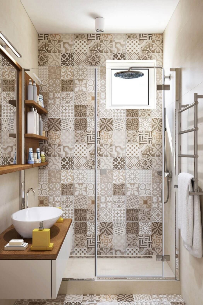 le carrelage imitation carreaux de ciment à motifs patchwork investissent le sol et le mur de la douche italienne 