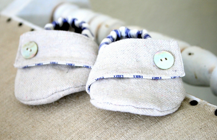chaussons en tissu gris clair avec des boutons nacrés de cote, tissu en lin, élastique dans la partie postérieure, deco baby shower garcon