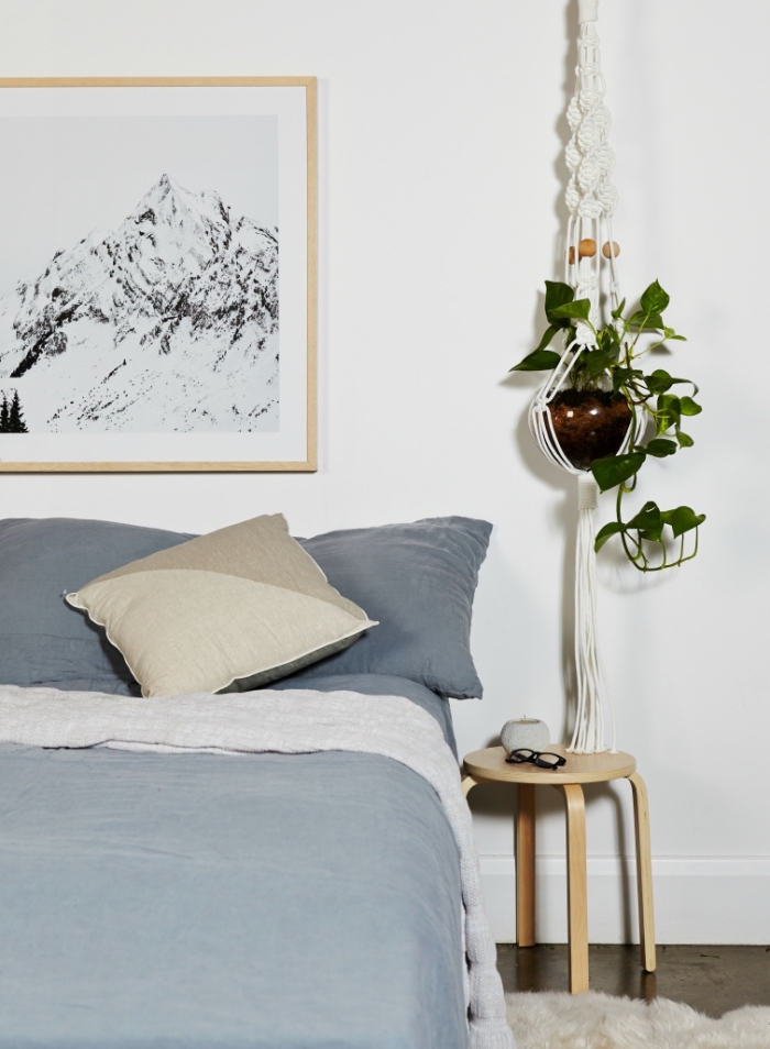 aménagement de chambre adulte en style minimaliste en couleurs neutres avec meubles de bois clair, suspension plante en macramé DIY