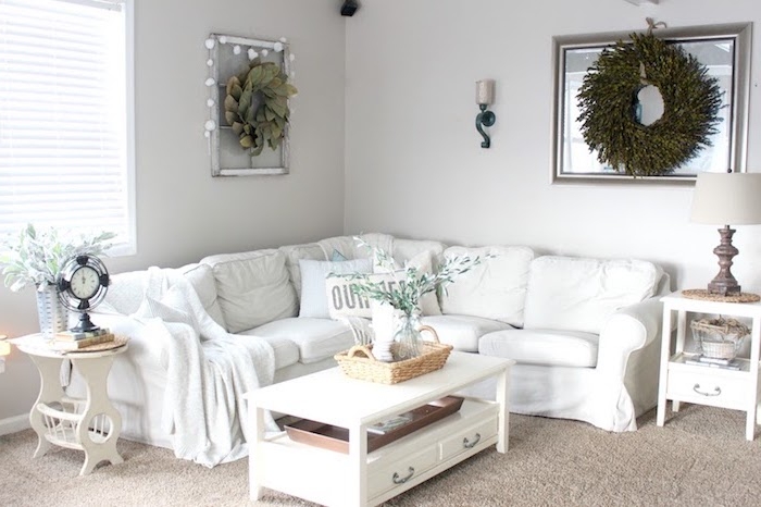 exemple de deco salon style shabby, canapé d angle blanc, table basse blanche, tapis gris, deco couronne verte