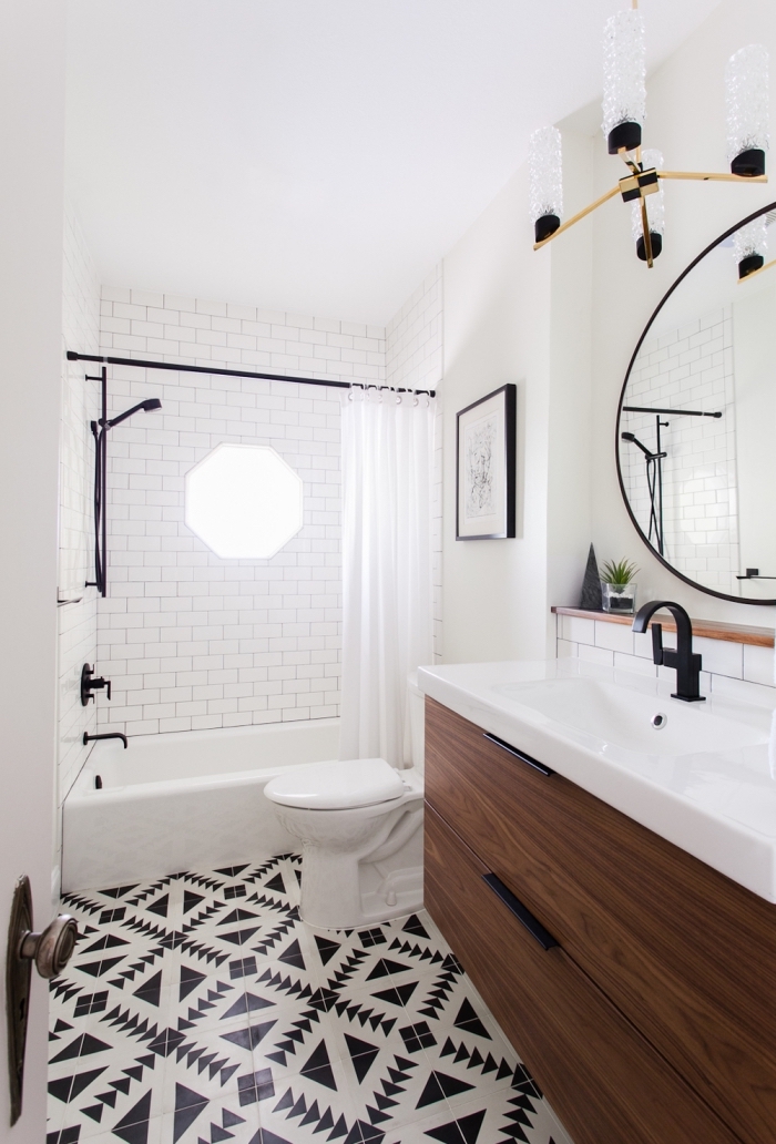 une salle de bains de style scandinave moderne avec un accent fort sur le sol en carreaux de ciment noir et blanc à motifs ethniques navajo