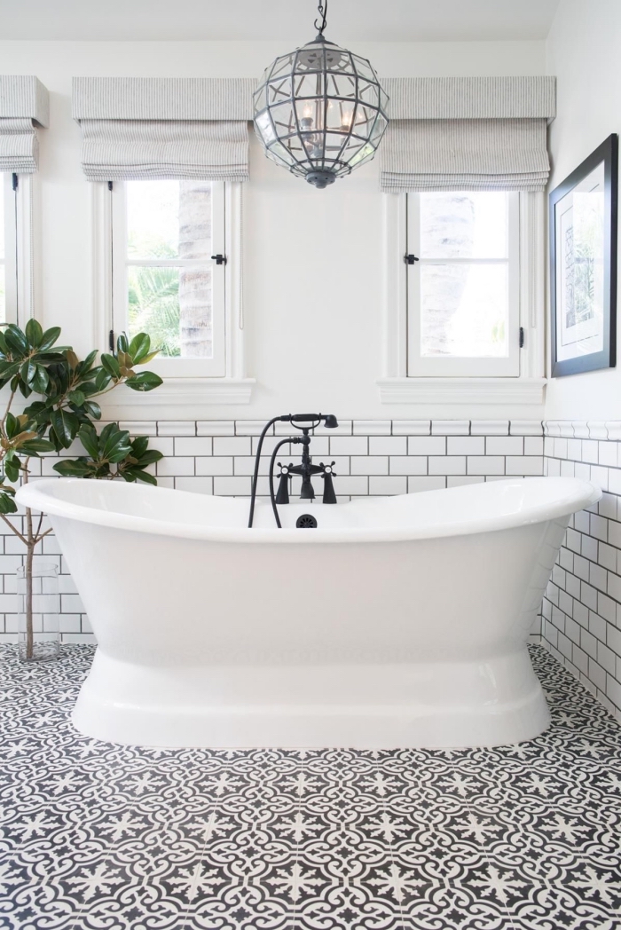 carreaux de ciment salle de bain à motifs floraux vintage en noir et blanc qui dynamise l'intérieur épuré à soubassement en carrelage métro blanc