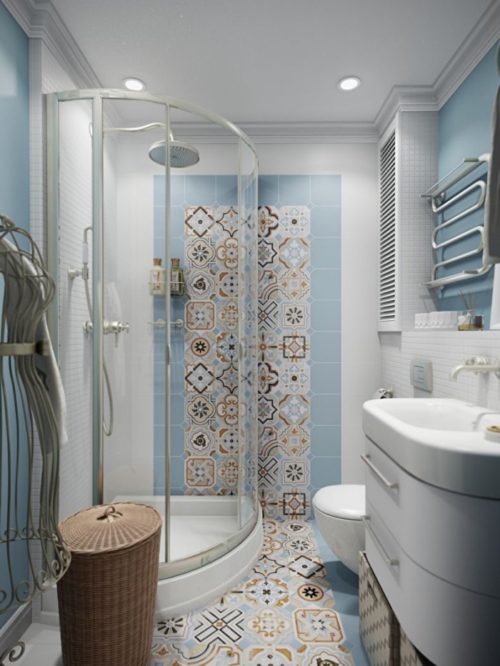des carreaux de ciment patchwork à motifs délicats posés au sol et au mur de cette petite salle de bains façon un tapis en carreaux