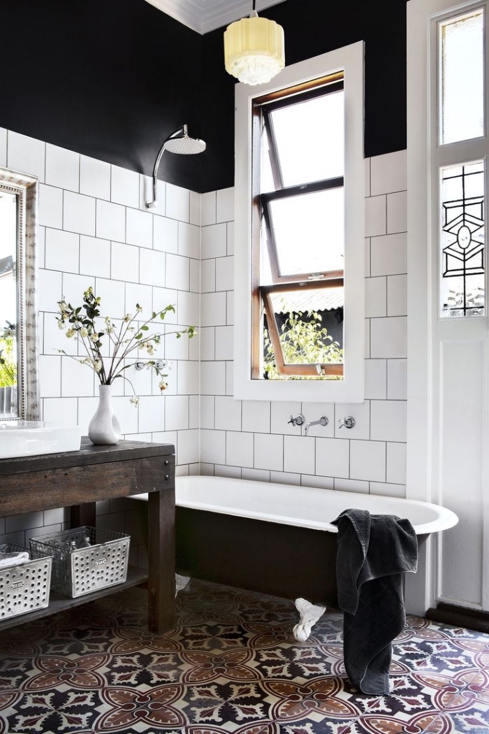 une salle de bains de style campagne chic qui associe un carrelage métro blanc aux murs et un revêtement de sol en carrelage carreaux de ciment