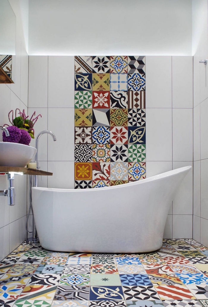 petite salle de bains avec baignoire originale réveillée par l'utilisation des carreaux de ciment patchwork colorés au sol et au mur