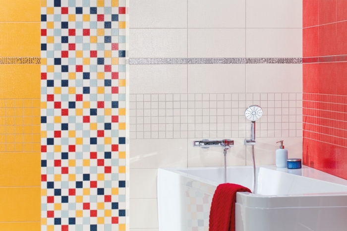 modèle de carrelage coloré pour déco de petite salle de bain moderne, déco salle de bain avec petite baignoire d'angle