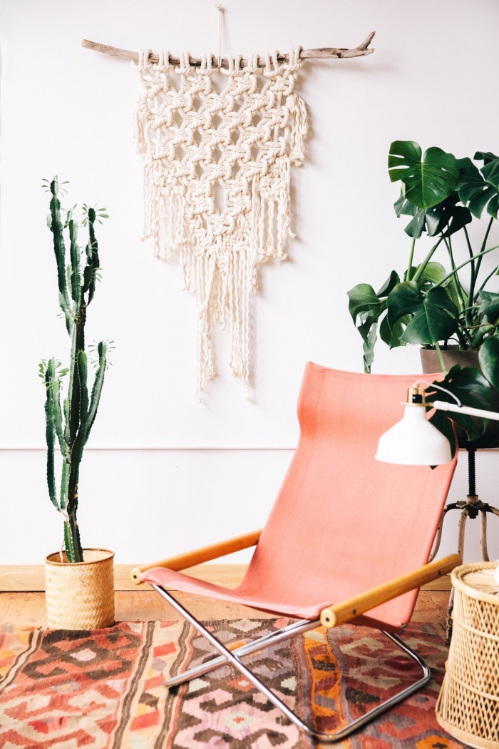 déco de style bohème chic avec meubles bois clair et plantes exotiques, modèle de suspension macramé en bois et corde