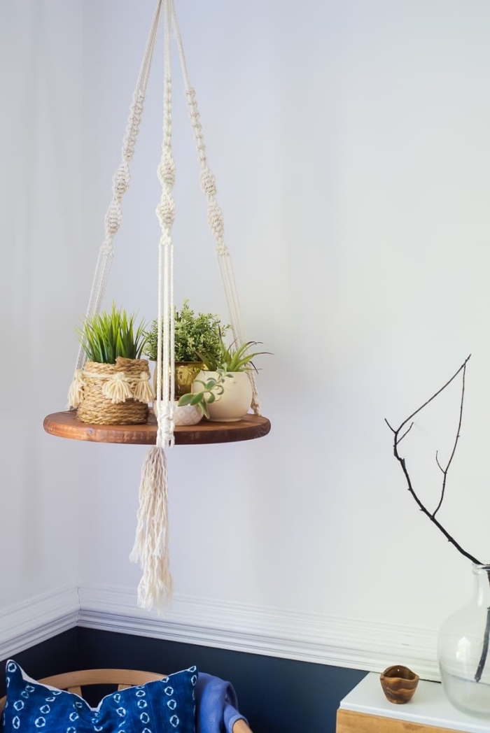 exemple de suspension plante macramé et bois avec tassels et cordes twistés, déco de salon en style bohème chic