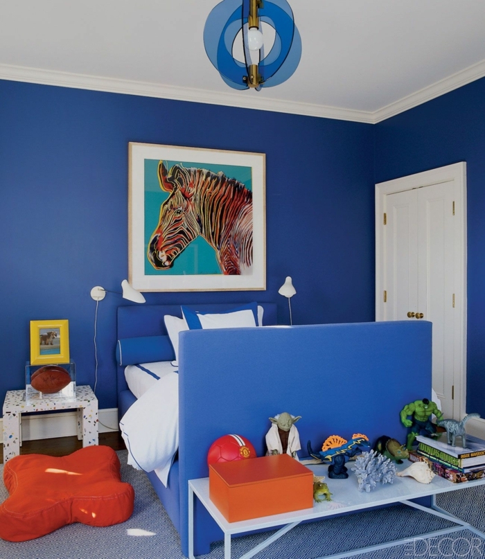 chambre bleue, tableau peinture zèbre, chambre garcon bleu aux accents oranges