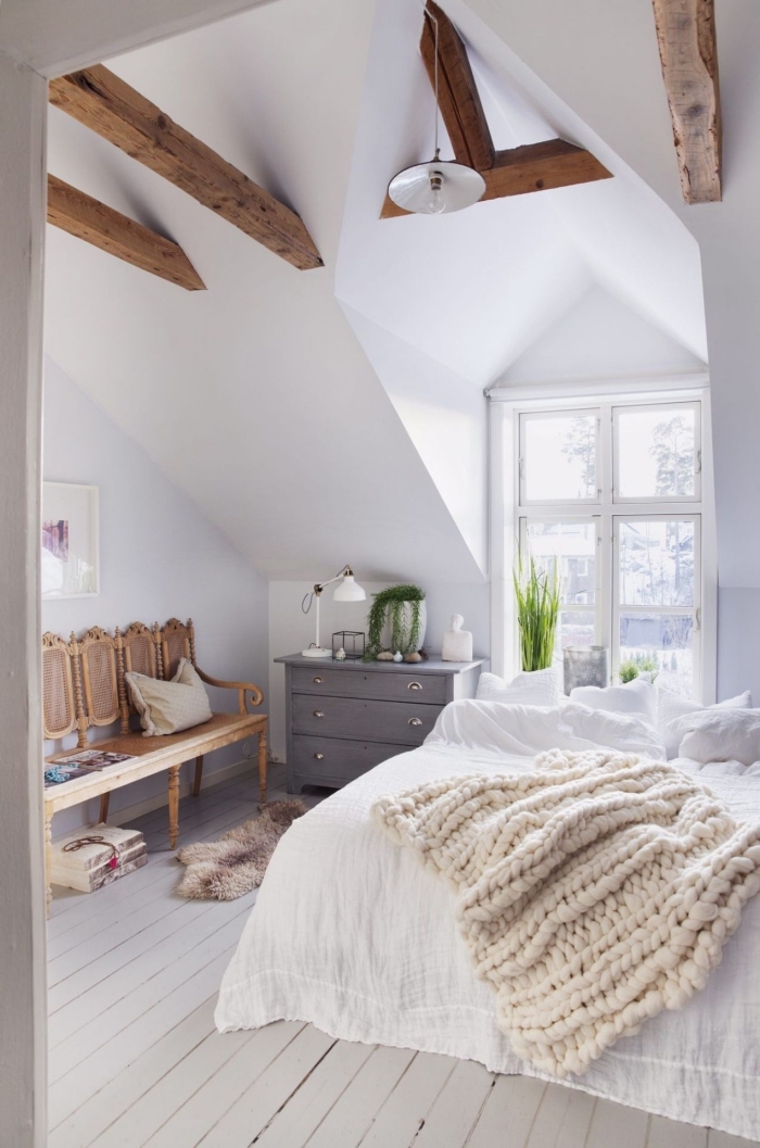 déco cocooning dans une chambre adulte aux murs blancs avec meubles et poutres de bois, idée plantes vertes pour intérieur