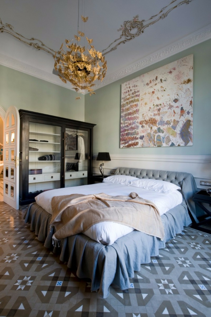 couverture de lit rose, jeté de lit gris, plafonnier original, sol carreaux de ciment, décoration chambre adulte moderne